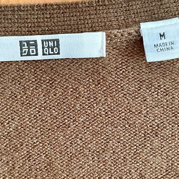 SZ Medium Uniqlo Pure Merino Wool V-Neck Olive Green Sweater Essential Cozy Gift - Picture 4 of 9